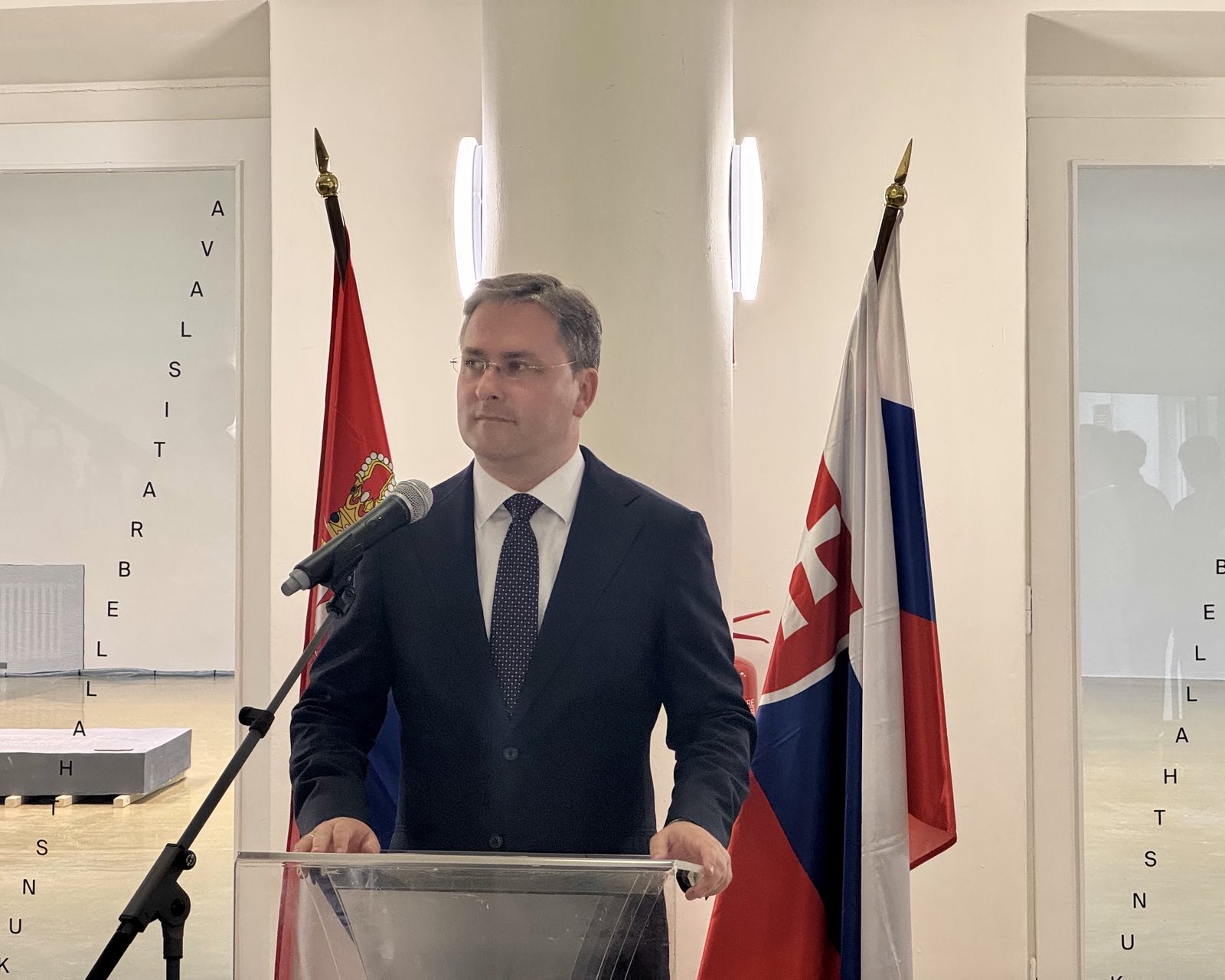 Селаковић у словачкој Народној галерији отворио изложбу  „Српски средњовековни манастири у опасности“