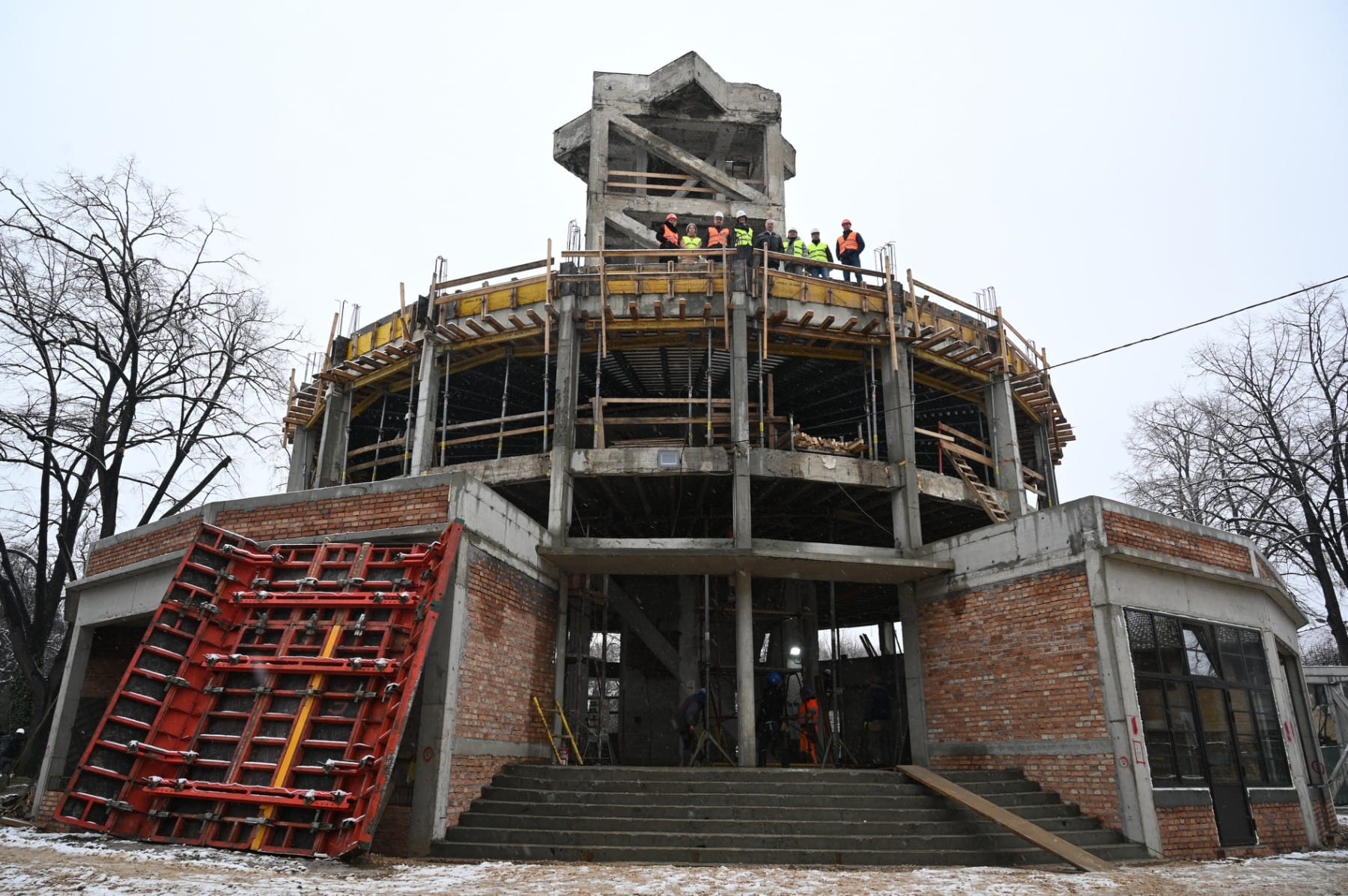 Представници Министарства културе обишли радове на обнови Централне куле