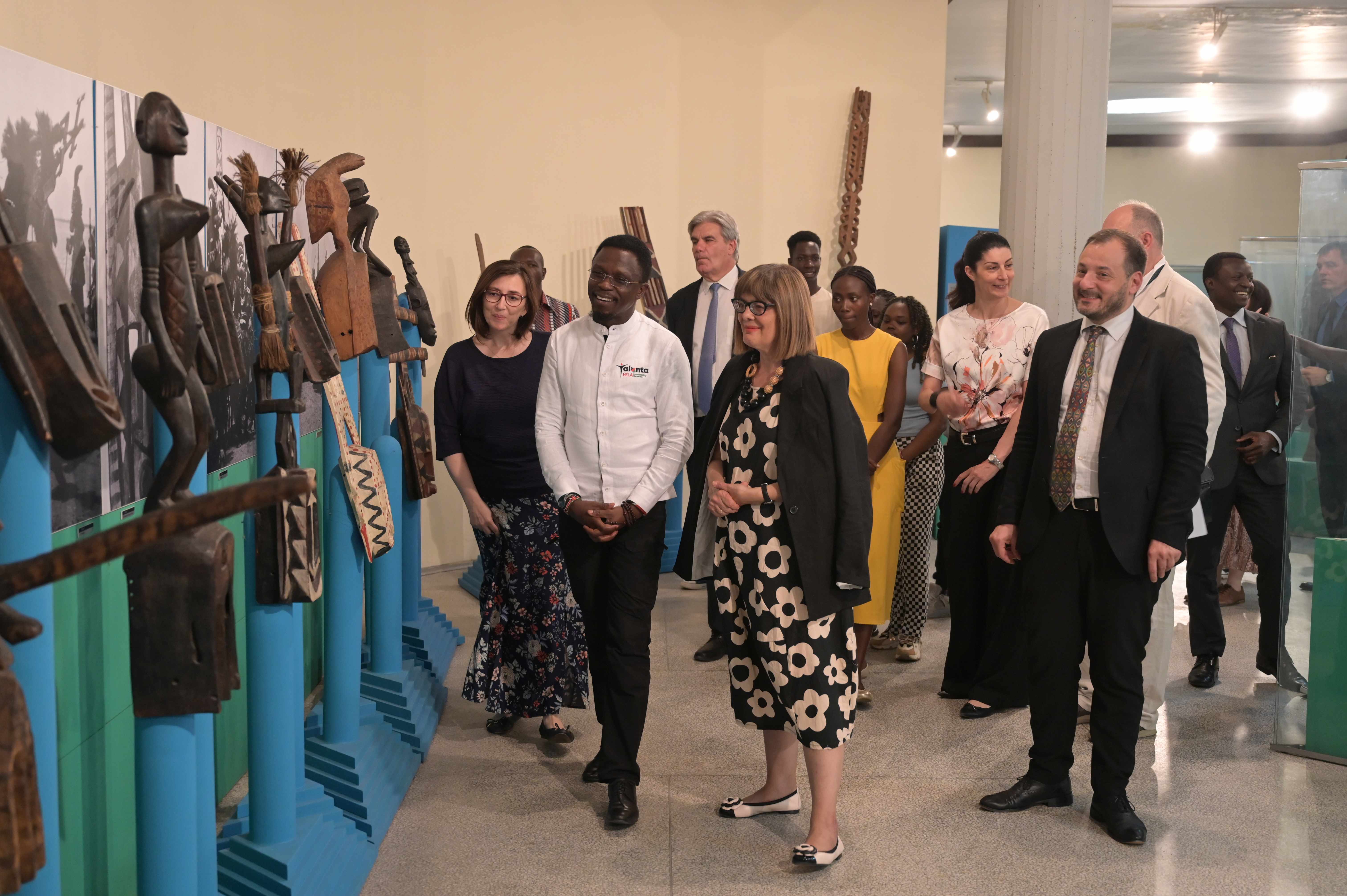 Гојковић и министар омладине, спорта и уметности Р. Кеније у посети Музеју афричке уметности 