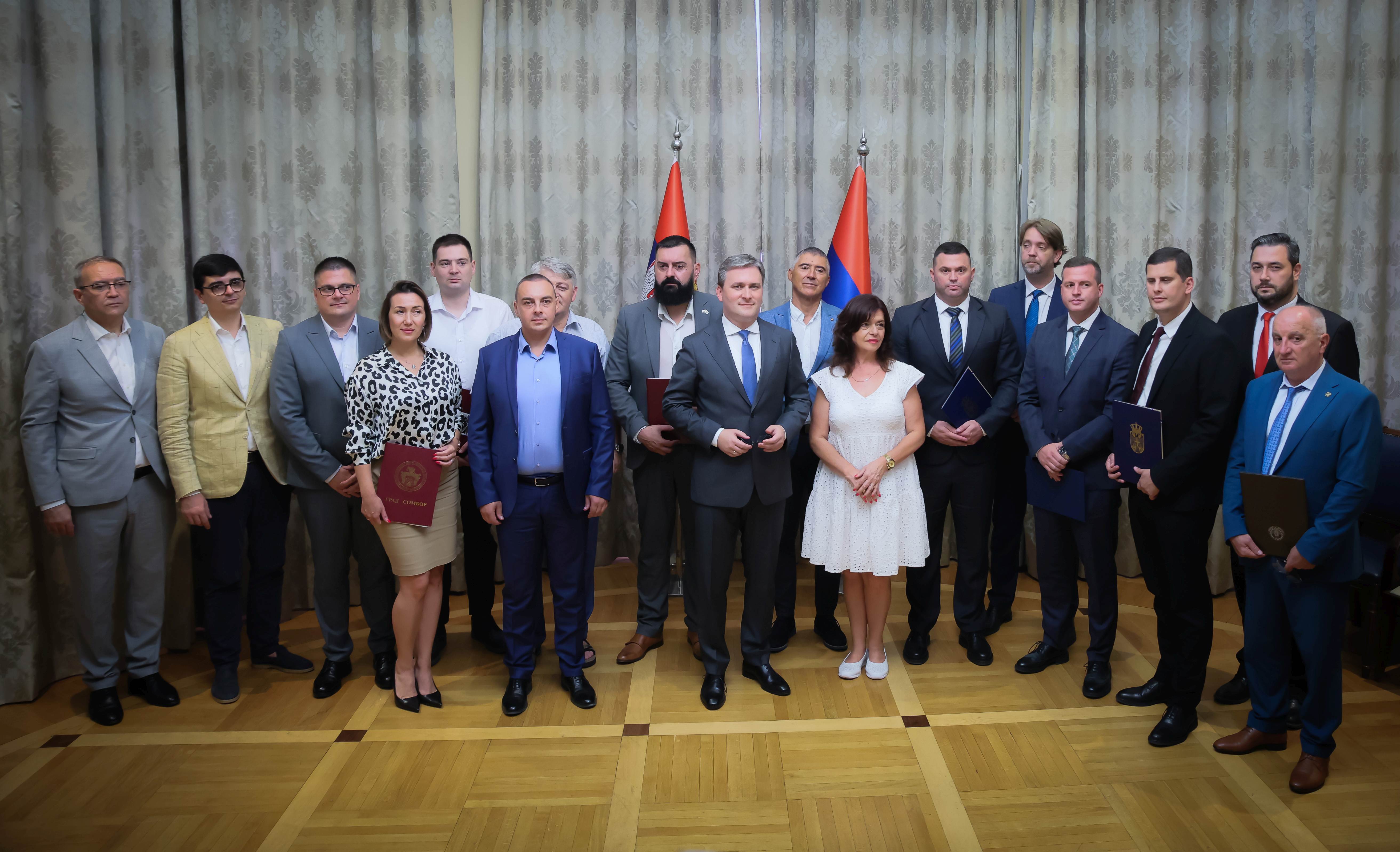 Selaković potpisao ugovore sa predstavnicima 14 lokalnih samouprava koje su dobile sredstva konkursom „Gradovi u fokusu“